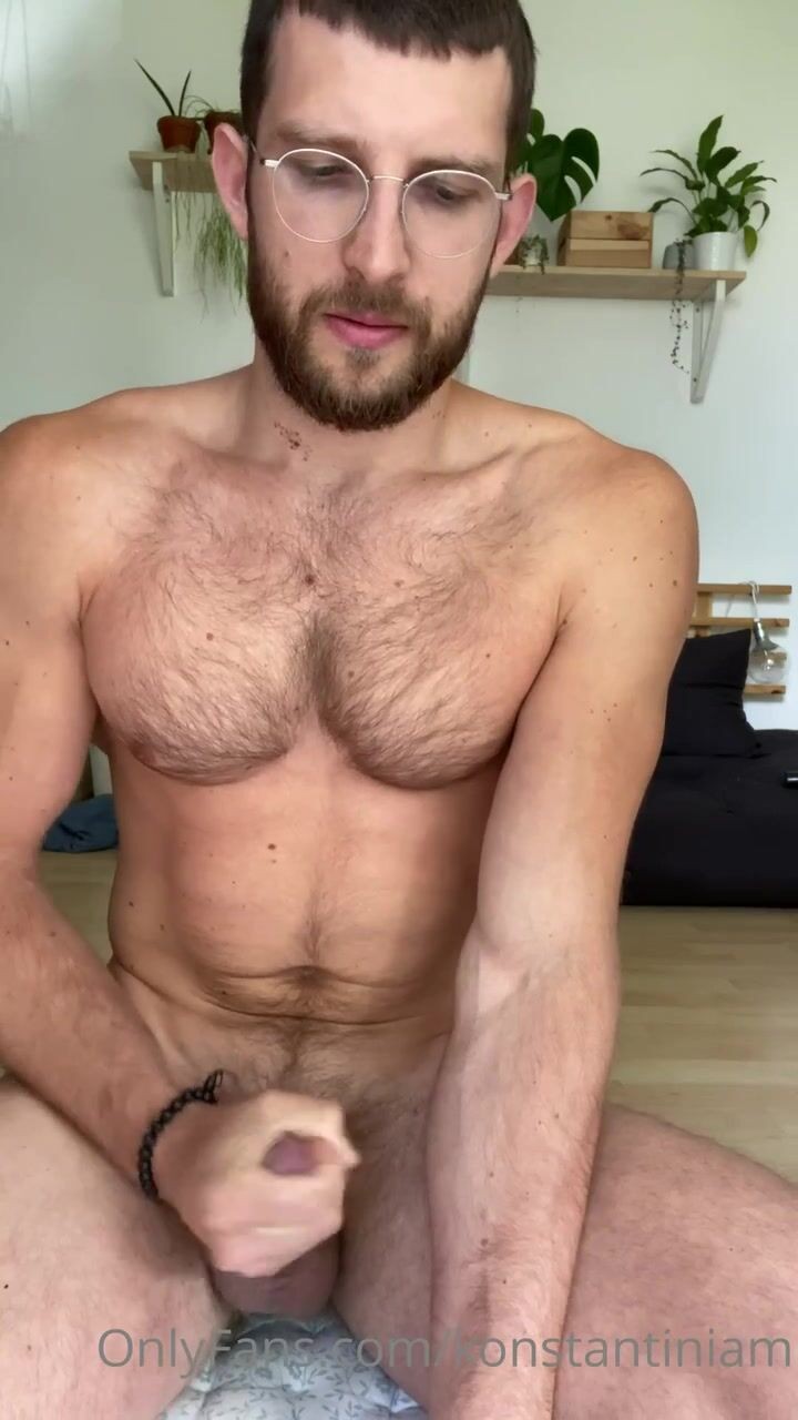 Konstantin Resch's bottom visible