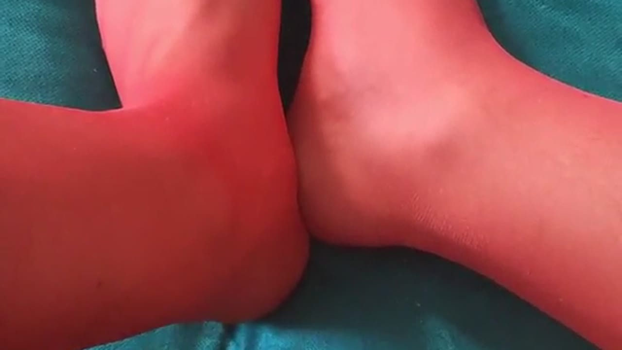 Thumbnail for Crossdresser cums on his feet